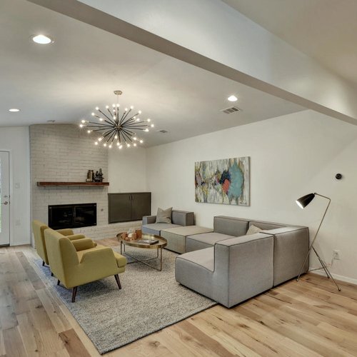 Living room with sofas, coffee table and TV on hardwood floors - Peoples Signature Flooring in TX